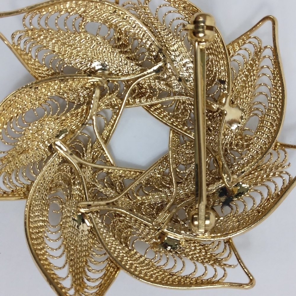 Vintage Filigree Brooch Gold Tone Leaves Circle Brushed Mid Century Flower - Picture 6 of 6